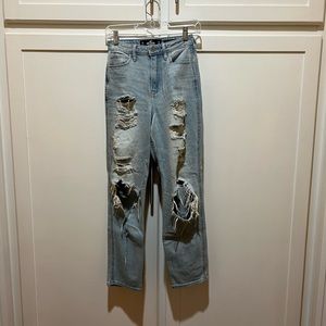Hollister distressed mom jean Size 0R W24 L27